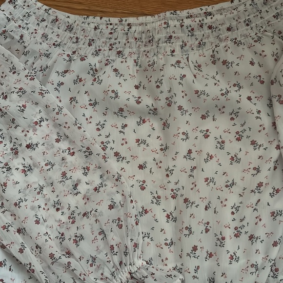 👚3/$20👚 Abercrombie & Fitch Off-the-Shoulder Crinkle Chiffon Floral Blouse - Picture 2 of 7